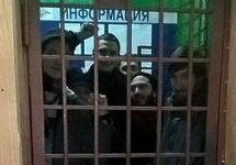 Задержанные на акции солидарности с дальнобойщиками. Фото Ивана Овсянникова