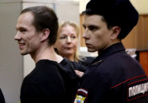 Ильдара Дадина берут под стражу в зале суда. Фото Дмитрия Борко