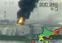 Горит завод в Томакомаи. Кадр NHK c сайта Yahoo News