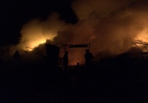 Пожар в поселке Песочное. Фото: 76.mchs.gov.ru