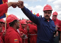 Николас Мадуро с венесуэльскими нефтяниками. Фото: russia-insider.com