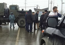 Перекрытая трасса на пути автопробега в Дагестане. Фото: chernovik.net