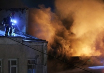Пожарные тушат цех на Стромынке. Кадр "Вестей"