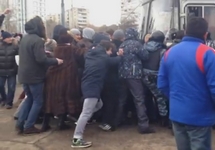 Теплый Стан: граждане блокируют полицейский автобус. Кадр видео с youtube-канала "Защитники Теплого Стана"