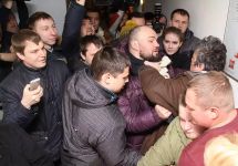 Попытка нодовцев сорвать пресс-конференцию Михаила Касьянова. Фото: nn-patriot.ru