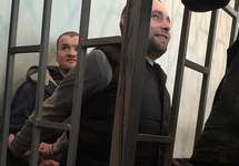 Али Асанов (сзади) и Мустафа Дегерменджи в суде. Фото с ФБ-страницы Мавиле Дегерменджи