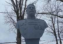 Бюст Сталина под Псковом. Фото: pln-pskov.ru