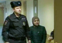 Патимат Гаджиева с конвоиром в суде. Фото: lifenews.ru