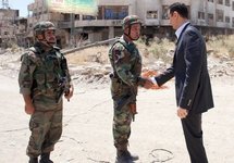 Башар Асад со своими военными. Фото: jafrianews.com