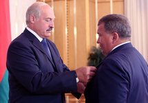 Александр Лукашенко награждает Юрия Чижа. Фото: president.gov.by