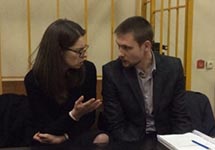 Анастасия Леонова с адвокатом. Кадр "Громадське ТБ"