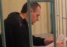 Олег Сенцов в челябинском СИЗО-1 читает письмо. Фото с ФБ-страницы Татьяны Щур