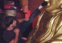 Саид Османов бьет статую Будды. Источник: ren.tv