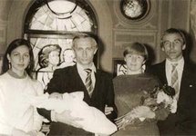 Сергей Ролдугин (справа) после рождения дочери Владимира Путина