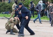 Избиение активиста "Правого сектора" полицейскими. Одесса, 10.04.2016. Фото: dumskaya.net