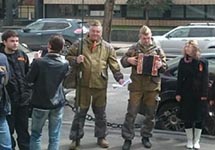 Участники нападения у входа в Дом кино. Фото: Семен Шешенин/"Мемориал"