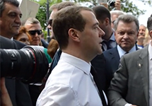Дмитрий Медведев общается с жителями Феодосии. Кадр видеоролика