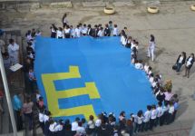 Ученики школы №15 Феодосии с крымскотатарским флагом. Фото: avdet.org