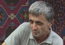 Рамазан Джалалдинов приносит извинения Рамзану Кадырову. Кадр ГТРК "Грозный"