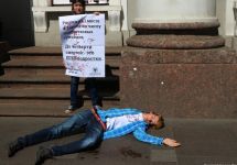 Акция "Три кита суицида ЛГБТ-подростков". Фото Дмитрия Борко/Грани.Ру