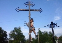 Школьница на поклонном кресте в Серове. Источник: ura.ru