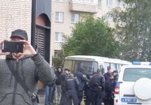 Полицейские на месте акции на улице Чекистов в Петербурге. Фото: svoboda.org