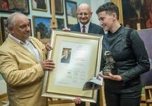 Надежде Савченко вручают награду имени Яна Карского. Фото: polradio.pl