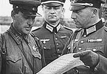 Германские офицеры и советский командир. Брест, 1939 г. Фото: Wikipedia