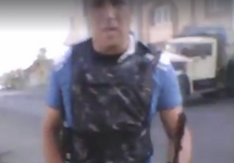 Вооруженный активист на захваченной базе полиции в Ереване. Кадр видео Арега Кюрегяна