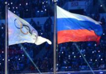 Олимпийский и российский флаги. Фото: olympic.ru