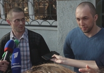 Вадим Ковтун (слева) и Алексей Никитин после освобождения. Кадр "Примамедиа"