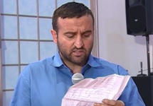 Шоип Тутаев зачитывает Кадырову свои извинения. Кадр ГТРК "Грозный"