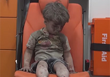 Пострадавший при обстреле Алеппо ребенок. Кадр видеоролика