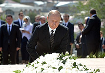 Владимир Путин у могилы Ислама Каримова. Фото: kremlin.ru