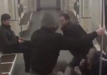 Нападение скинхедов в метро. Кадр камеры наблюдения