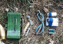 Взрывные устройства, якобы найденные у подростков. Фото: sledcom.ru