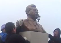 Установка бюста Сталина в Сургуте. Кадр видеозаписи
