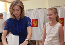 Наталья Поклонская с дочерью на выборах в Симферополе. Фото: Sputnik