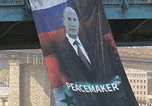 Пропутинский баннер на Манхеттенском мосту. Фото: mashable.com