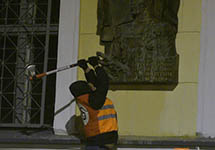 Нацболы пытаются сбить доску Маннергейму в Петербурге. Фото: Фонтанка.Ру