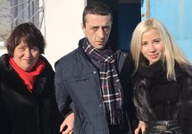 Хайсер Джемилов с матерью и женой после освобождения. Фото: @nikolai_polozov