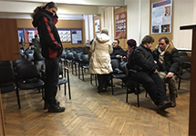 Задержанные за чтение Конституции в ОВД Пресненский. Фото: @dvizhenie14