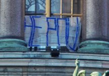 Растяжка "не РПЦ" на колоннаде Исаакиевского собора. Фото: @merr1k