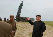 Ким Чен Ын на фоне ракеты "Мусудан". Фото: rodong.rep.kp