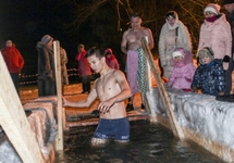 Крещенское купание в Горно-Алтайске. Фото: listock.ru