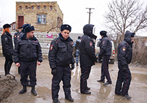 Задержания крымских татар в Каменке. Фото из Фейсбука Антона Наумлюка
