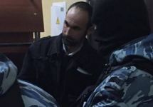 Марлен Мустафаев под конвоем в суде. Источник: krymr.com