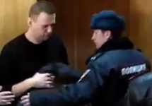 Алексея Навального забирают после оглашения постановления об аресте. Кадр Граней.Ру