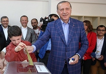 Тайип Эрдоган голосует на референдуме 16.04.2017. Фото: tccb.gov.tr