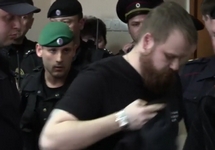 Дмитрия Демушкина заводят в клетку после оглашения приговора. Кадр Life